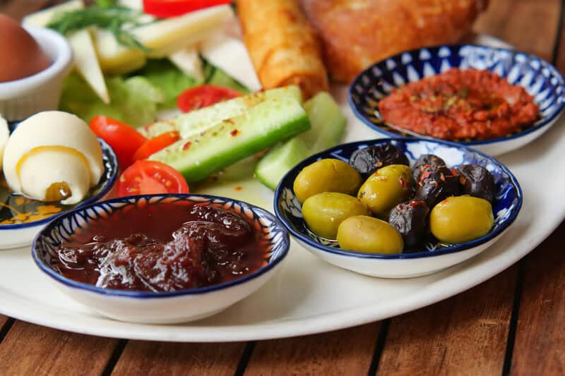 Kapadokya'da Nerede Yenir: Restoranlar, Kahvaltı ve Şaraplar Kapadokya’da Nerede Yenir: Restoranlar, Kahvaltı ve Şaraplar
