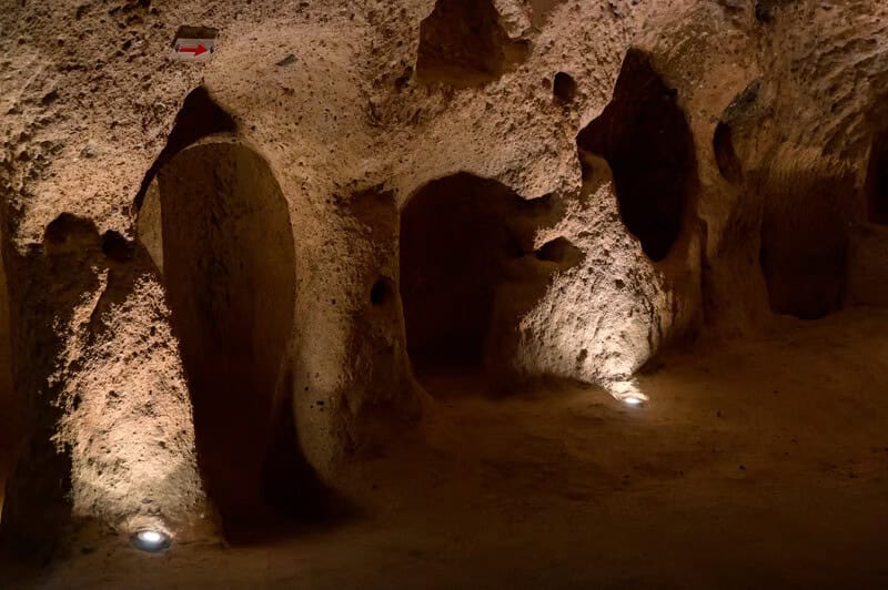 Kaymaklı vs. Derinkuyu: Which Underground City Should You Visit? ciudad subterranea